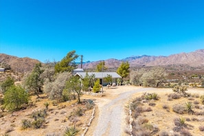 Property grounds - Desert Nest — 2b cabin on ridge + mountain views (Morongo Valley)