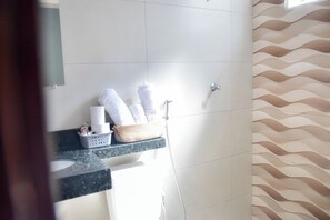 Shower, free toiletries, hair dryer, towels - Fabiana Alcântara (nobres)