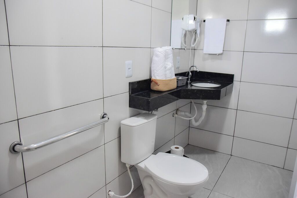 Chuveiro, produtos de toalete grátis, secador de cabelo 