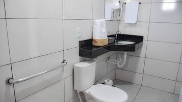 Chuveiro, produtos de toalete grátis, secador de cabelo