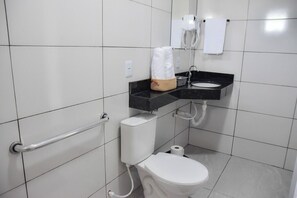 Shower, free toiletries, hair dryer, towels - Fabiana Alcântara (Nobres)