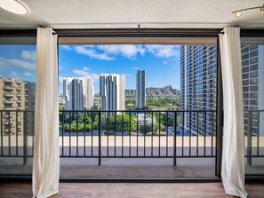 Interior - Waikiki Penthouse 2bd/1ba, Diamond Head Views, 5 mins from Beach and Dining (Honolulu)