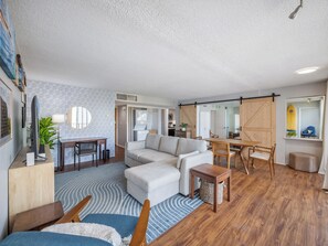 TV - Waikiki Penthouse 2bd/1ba, Diamond Head Views, 5 mins from Beach and Dining (Honolulu)