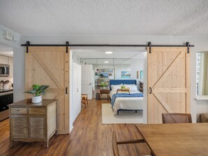 2 bedrooms, iron/ironing board, Internet, bed sheets - Waikiki Penthouse 2bd/1ba, Diamond Head Views, 5 mins from Beach and Dining (Honolulu)