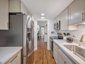 Microwave, oven, stovetop, dishwasher - Waikiki Penthouse 2bd/1ba, Diamond Head Views, 5 mins from Beach and Dining (Honolulu)