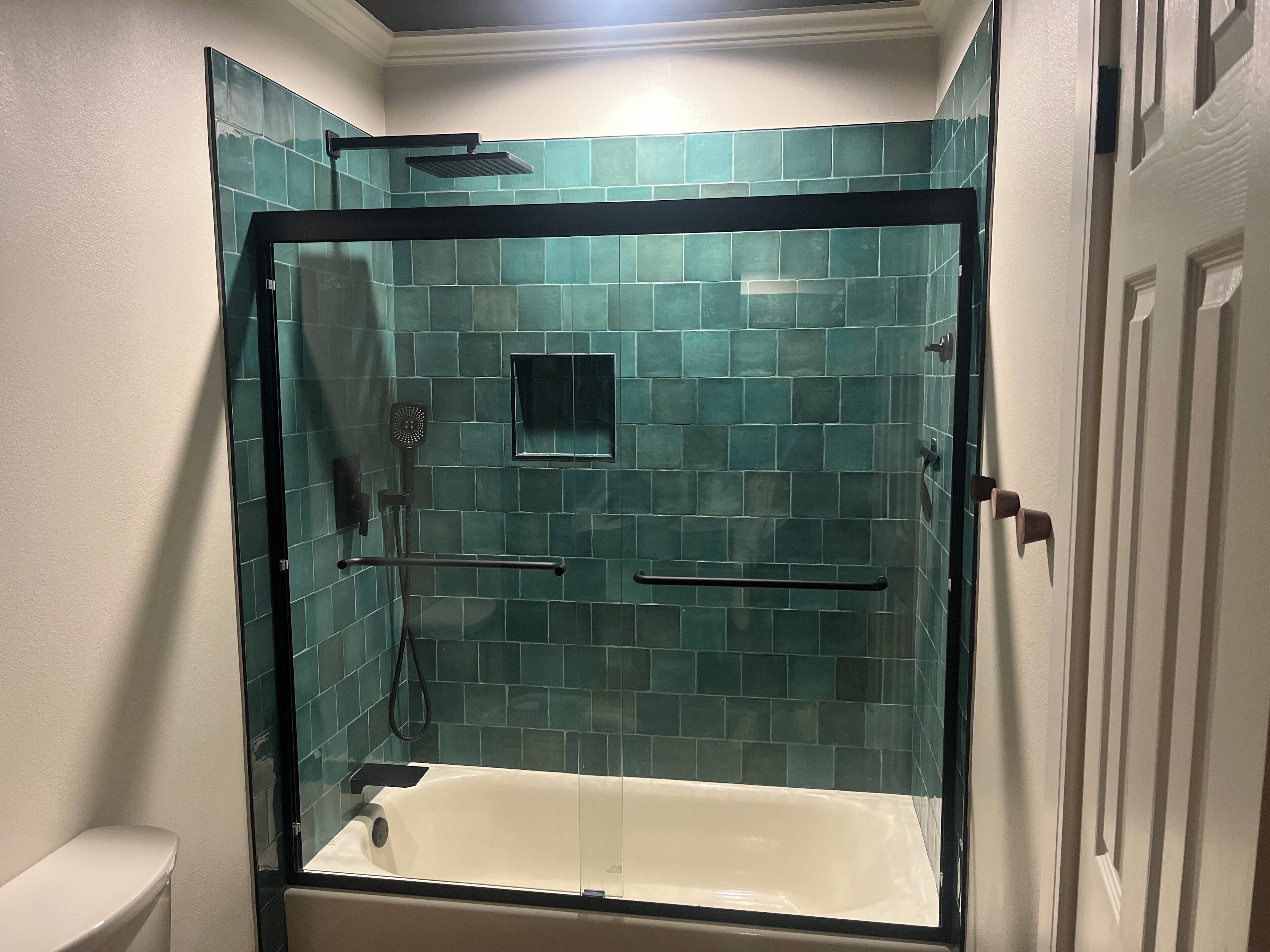 Douche, sèche-cheveux, serviettes fournies, savon