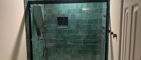 Douche, sĂšche-cheveux, serviettes fournies, savon