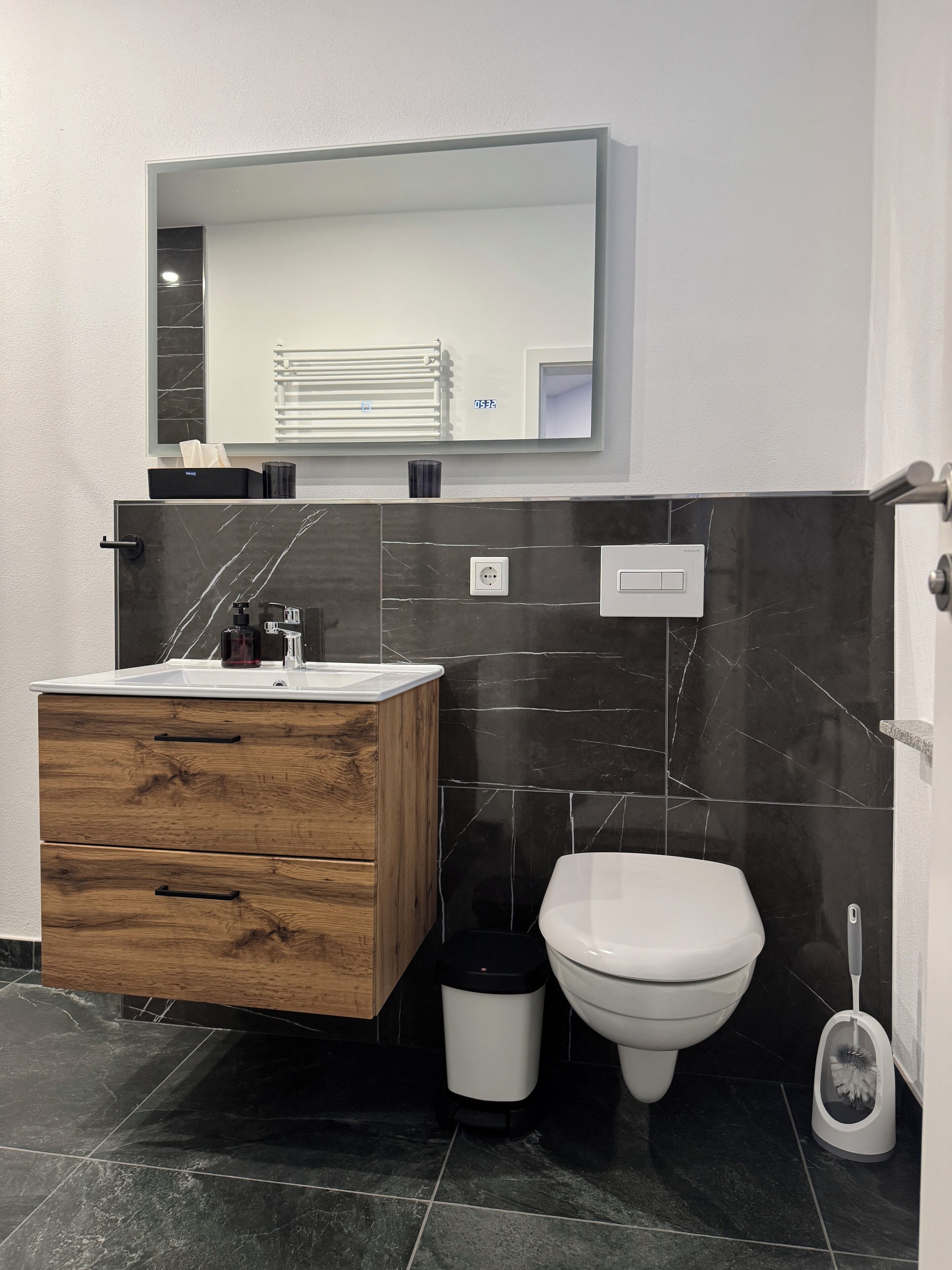 Dusche, Haartrockner, Handtücher, Toilettenpapier