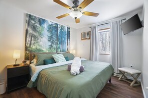 3 habitaciones, escritorio y tabla de planchar con plancha 