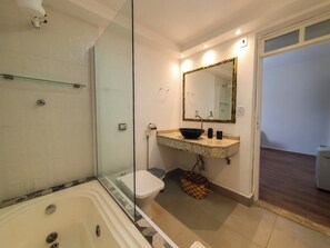 Dusche, Whirlpool, Haartrockner, Handtücher