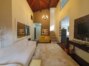 TV, fireplace - Cozy townhouse in the center of Bragança Paulista (Bragança Paulista)
