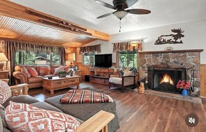 Een televisie en een open haard