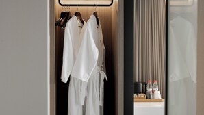 Kamar Panorama, bathtub | Busa memori, minibar gratis, dan ruang kerja ramah laptop