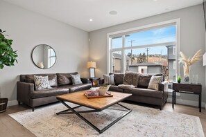 Living area - New 2000ft² Home w/AC,King Bed| 5min DT |Patio BBQ (Calgary)