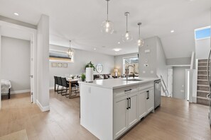 Interior - New 2000ft² Home w/AC,King Bed| 5min DT |Patio BBQ (Calgary)