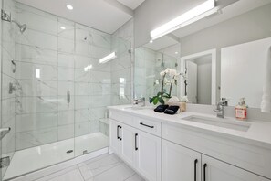 Hair dryer, towels, soap, toilet paper - New 2000ft² Home w/AC,King Bed| 5min DT |Patio BBQ (Calgary)