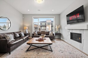 Living area - New 2000ft² Home w/AC,King Bed| 5min DT |Patio BBQ (Calgary)