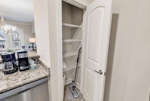 Interior - Murrells Inlet Escape-2B, close to Marshwalk, elevator, pool (Murrells Inlet)