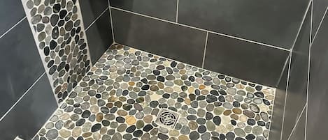 Ducha, secador de pelo, toallas, jabón
