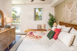 Tabla de planchar con plancha y ropa de cama 