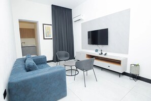 Economy-Doppelzimmer zur Einzelnutzung, 1 King-Bett, Balkon, Stadtblick | Wohnbereich