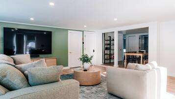 Smart TV, fireplace, books, stereo