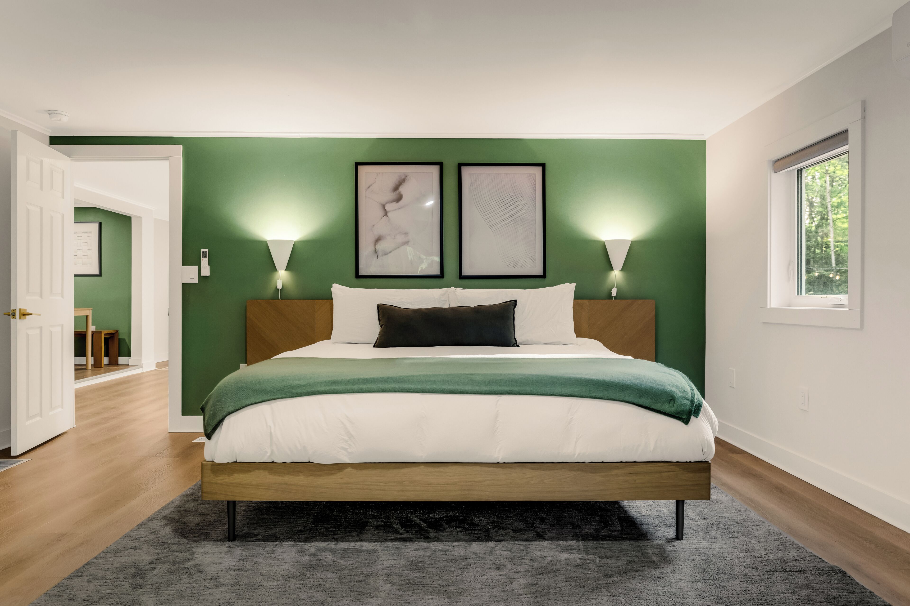 3 habitaciones, escritorio y tabla de planchar con plancha 