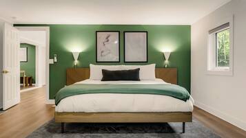 3 habitaciones, escritorio y tabla de planchar con plancha
