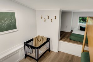 3 habitaciones, escritorio y tabla de planchar con plancha 