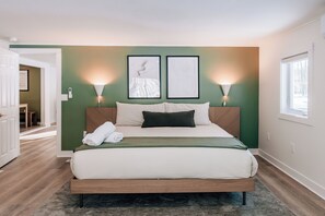 3 bedrooms, desk, iron/ironing board, travel cot - NEW! Secluded White Mtns Home• Hot Tub, EV, Pets • Near Kanc Hwy, Sleeps 10 (Albany)