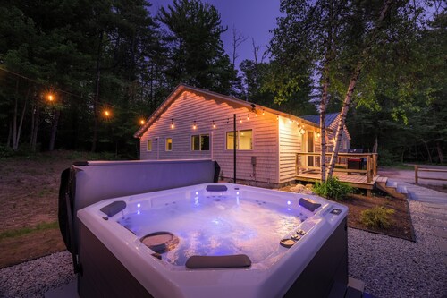 NEW to VRBO! Secluded White Mtns Home•Hot Tub, EV, Pets•Near Kanc Hwy, Sleeps 10