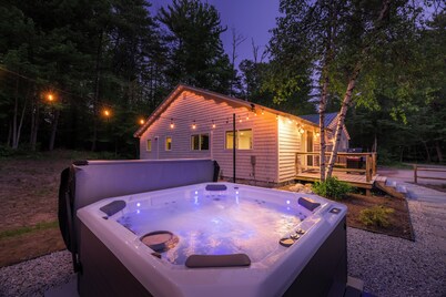 NEW to VRBO! Secluded White Mtns Home•Hot Tub, EV, Pets•Near Kanc Hwy, Sleeps 10