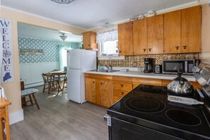 Coffee/tea maker, fridge, microwave, oven - Hillside Respite by Sea Maine (Boothbay Harbor)