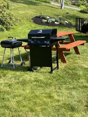 Outdoor dining - Hillside Respite by Sea Maine (Boothbay Harbor)