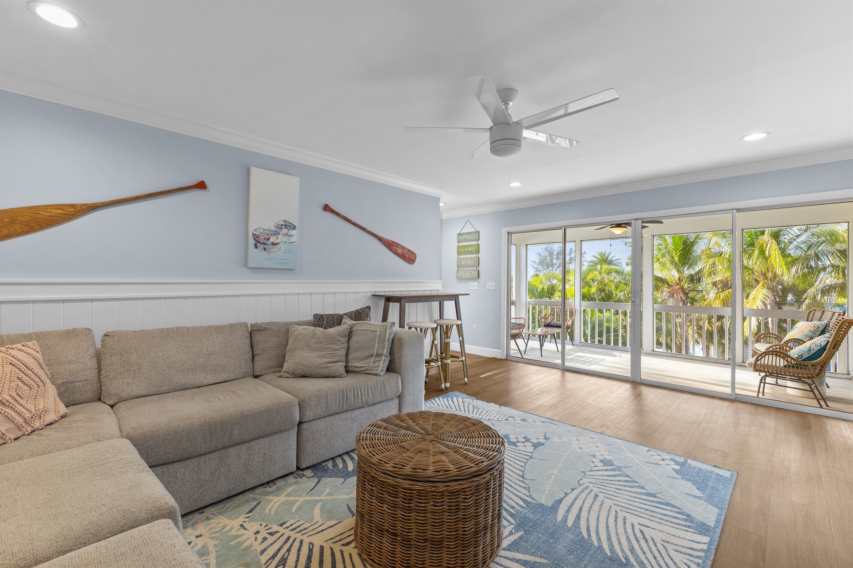 TV connectée, baby-foot, table de tennis de table, livres