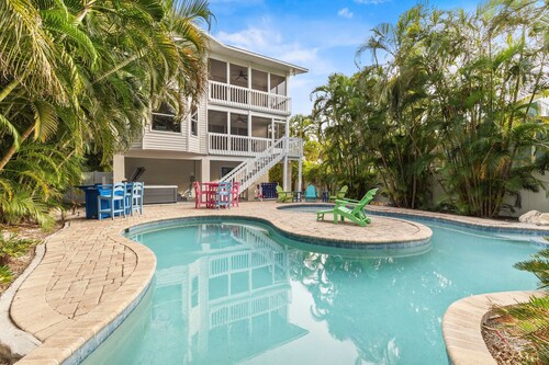 Walk to Pine Ave, Dining & Beaches