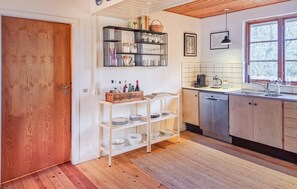 Kühlschrank, Herdplatte, Wasserkocher mit Kaffee-/Teezubehör