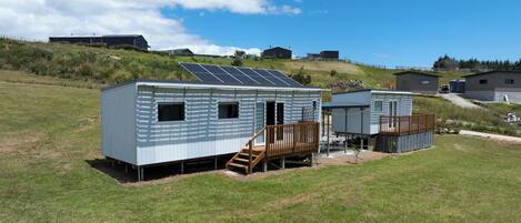 Ein Wohnmobil mit Terrasse und Solaranlage.
