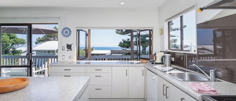 Refrigerador, microondas, lavavajillas, cafetera/tetera