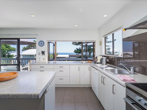 Sunseekers Bach - Whangapoua Holiday Home