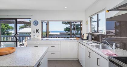 Sunseekers Bach - Whangapoua Holiday Home