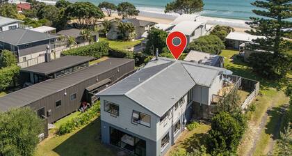 Sunseekers Bach - Whangapoua Holiday Home