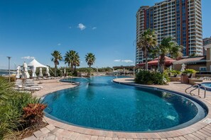 Appartement, meerdere bedden (Portofino Island Resort 3-1705) | Zwembad | Een binnenzwembad, een buitenzwembad