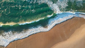 På stranden