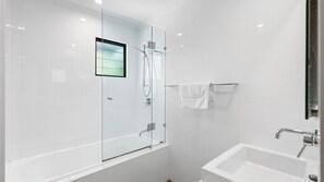 Shower, hair dryer - 1/20 Kingfisher Drive, Peregian Beach (PEREGIAN BEACH)
