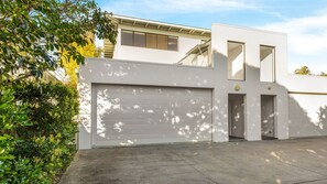 A modern two-story house with a garage, a flat roof, and a clear sky. - Villa Vista 1 Peregian Beach (Peregian Beach)