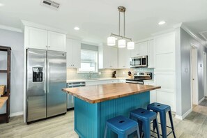 ثلاجة، ميكروويف، فرن، موقد طهي مسطح