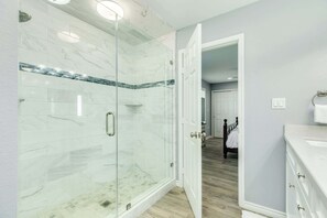 Shower, hair dryer, towels, shampoo - License to Chill - Your Official Permit to Relax! (Surfside Beach)