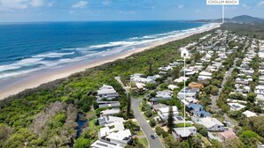 A coastal residential area with houses, a beach, and a road leading to the beach. - Piper's Bend Peregian Beach (Peregian Beach)
