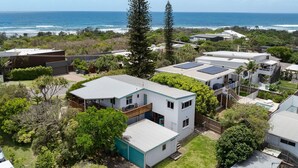 A residential area with houses, a large tree, and a view of the ocean. - Piper's Bend Peregian Beach (Peregian Beach)